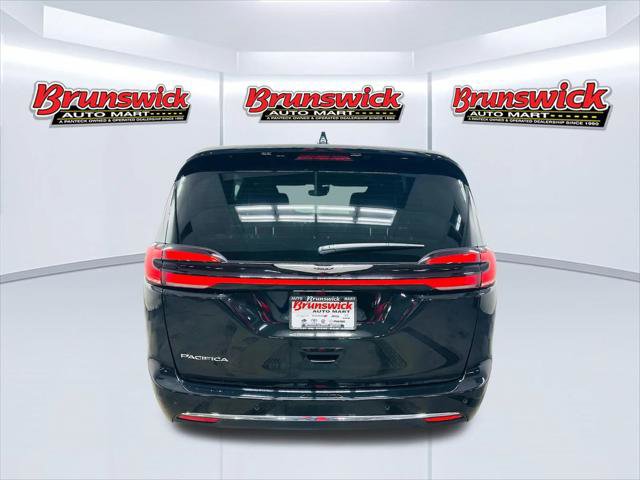 Used 2025 Chrysler Pacifica Select image 5
