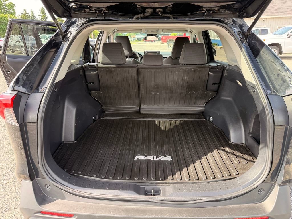 Used 2022 Toyota RAV4 LE AWD/4WD image 26