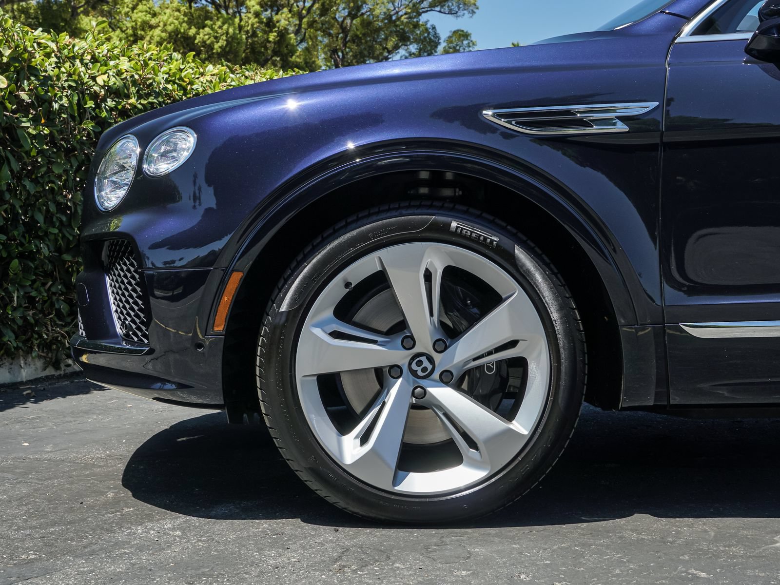 Used 2024 Bentley Bentayga AWD/4WD image 11