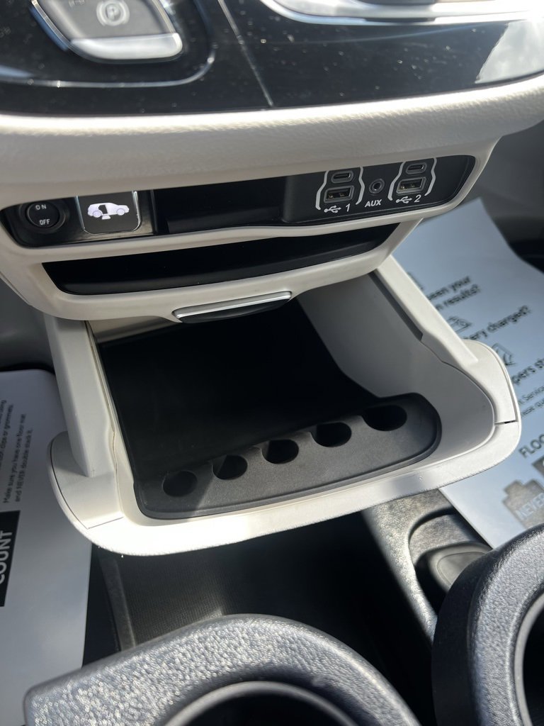 Used 2022 Chrysler Voyager LX image 18