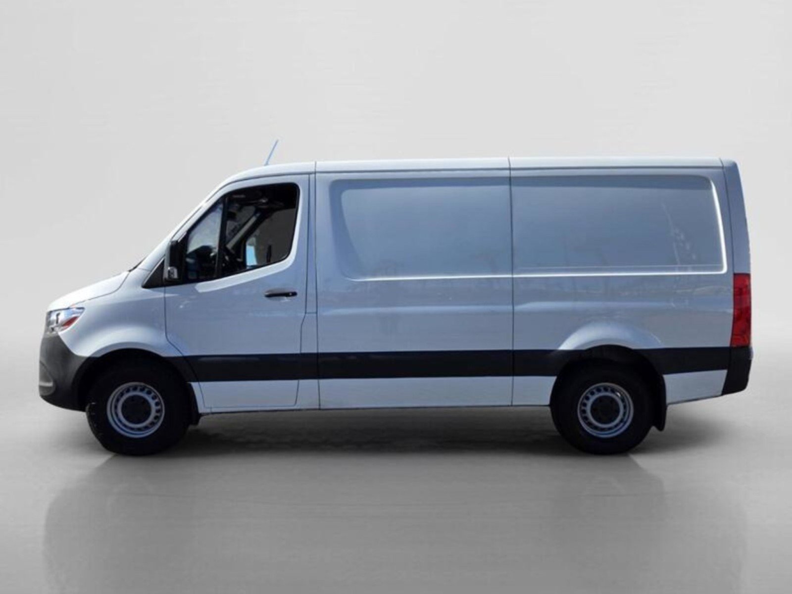 Used 2024 Mercedes-Benz Sprinter 2500 image 2