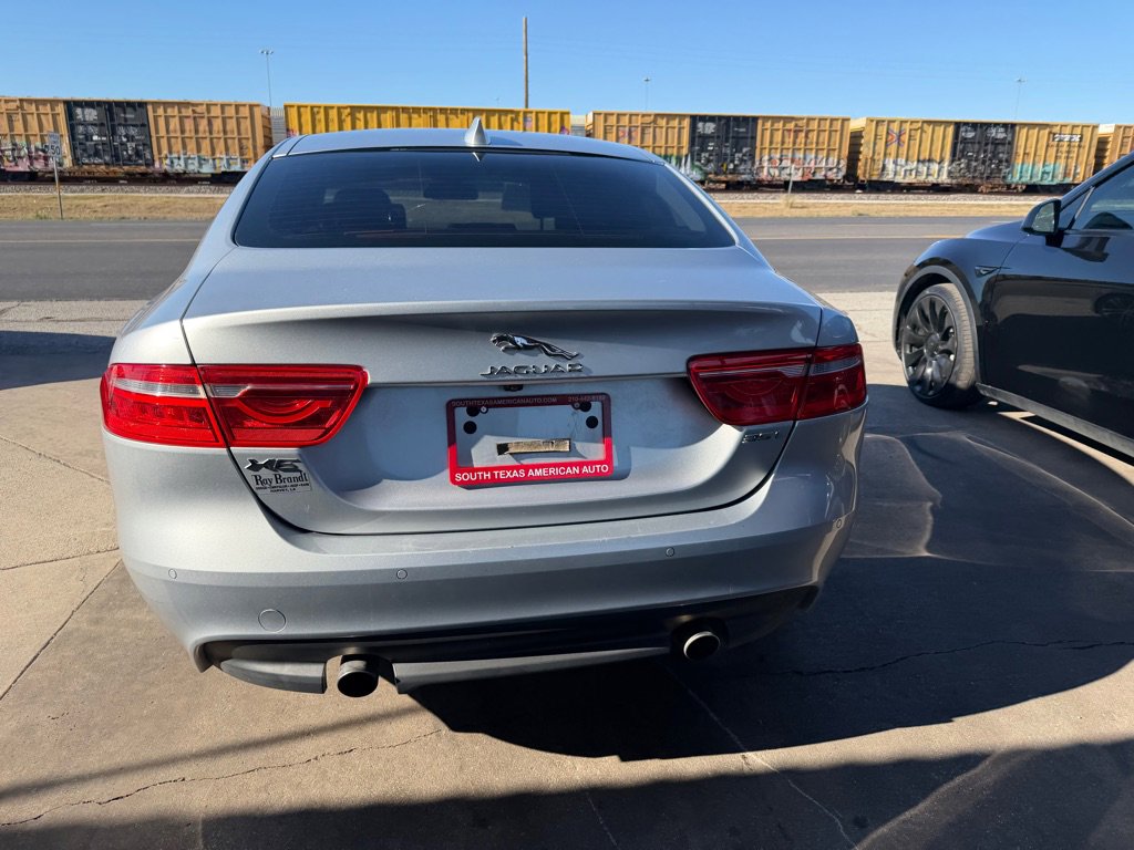 Used 2017 Jaguar XE Premium image 15