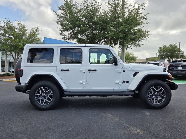 Used 2025 Jeep Wrangler Sahara image 7