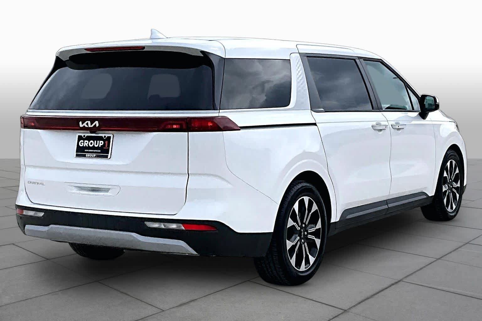 Used 2023 Kia Carnival EX FWD image 12