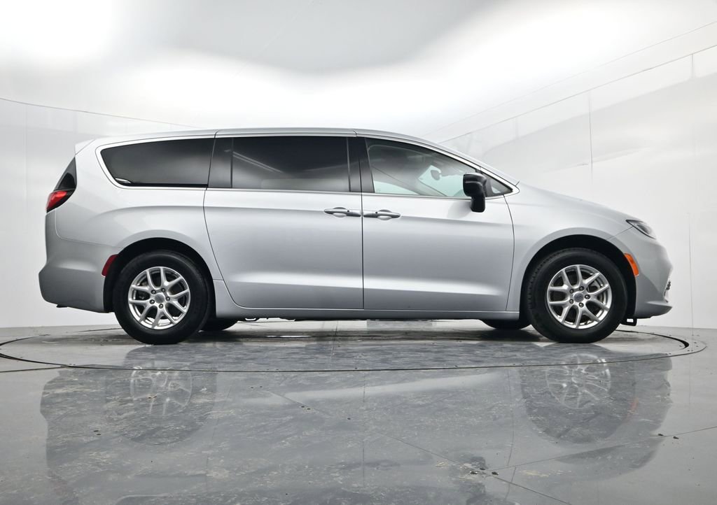 Used 2024 Chrysler Pacifica Touring-L image 45
