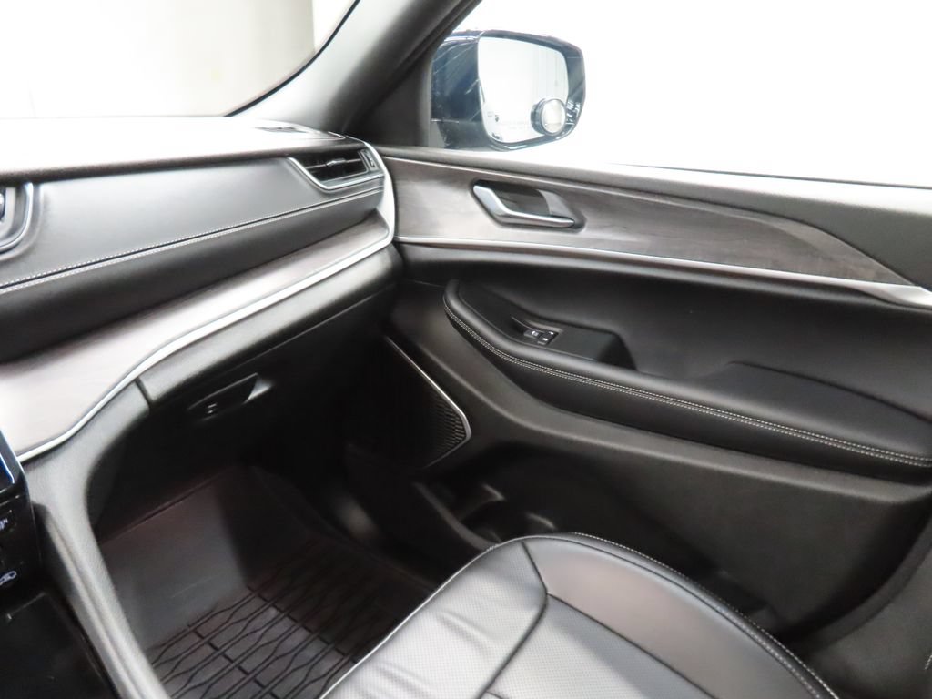 Used 2025 Jeep Grand Cherokee Limited w/ Luxury Tech Group II AWD/4WD image 25