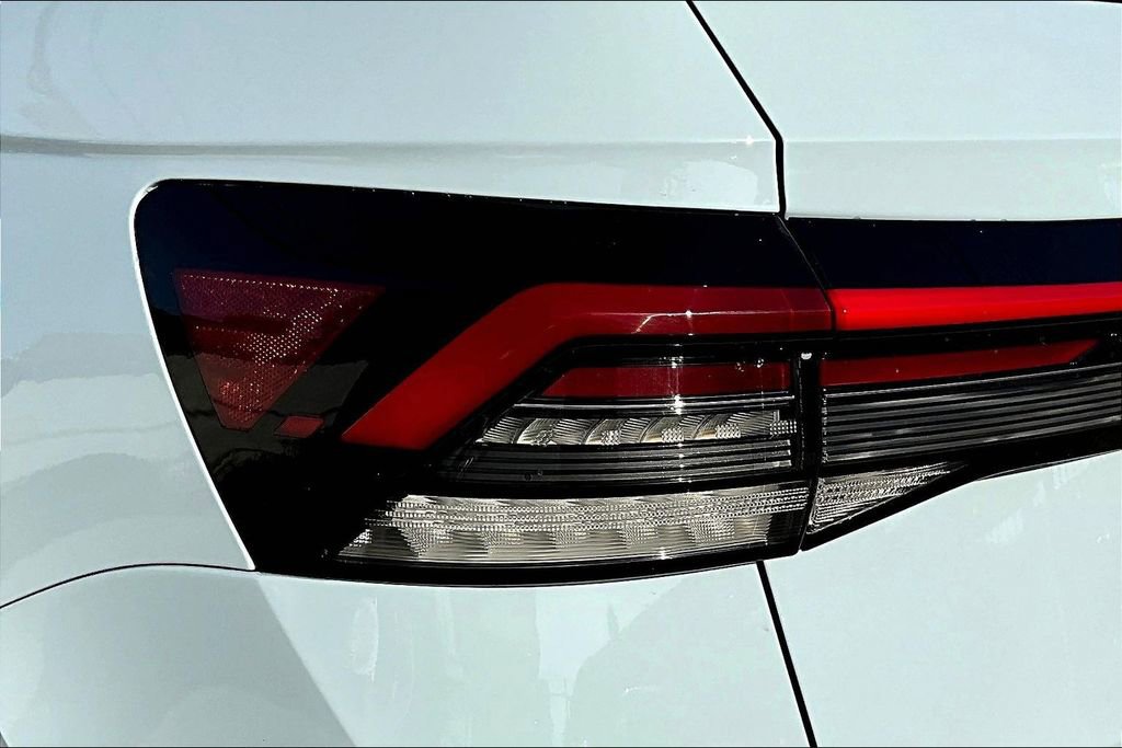 New 2026 Volkswagen Taos SE image 22