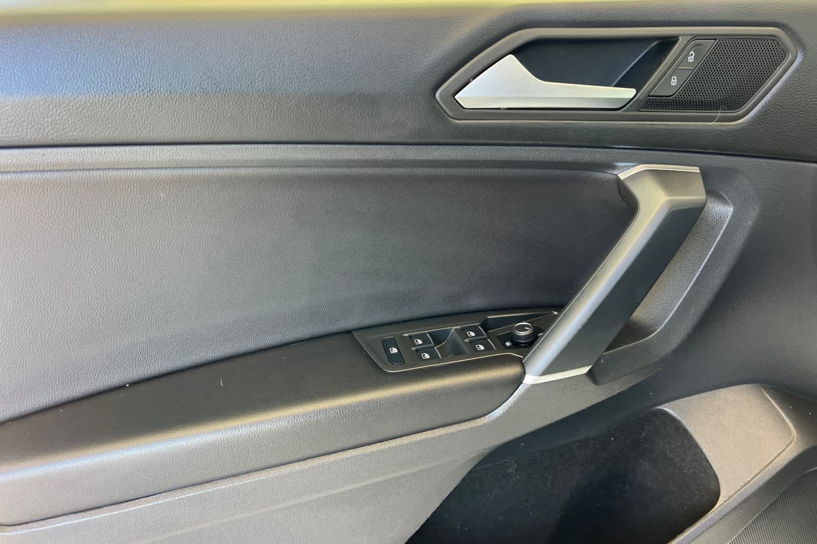 Used 2020 Volkswagen Tiguan SE AWD/4WD image 12