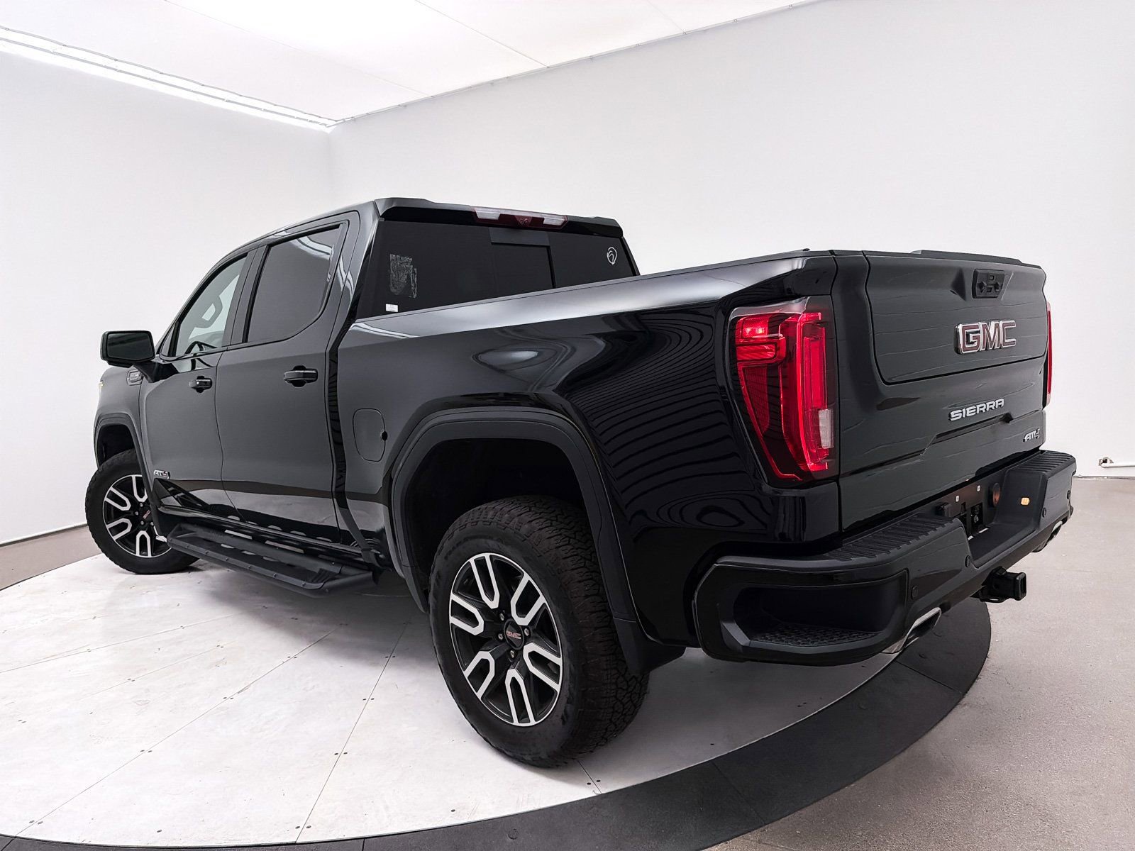 Used 2024 GMC Sierra 1500 AT4 w/ Technology Package image 10