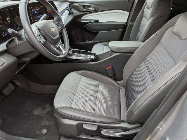 Used 2025 Chevrolet Trax LT w/ LT Convenience Package image 12
