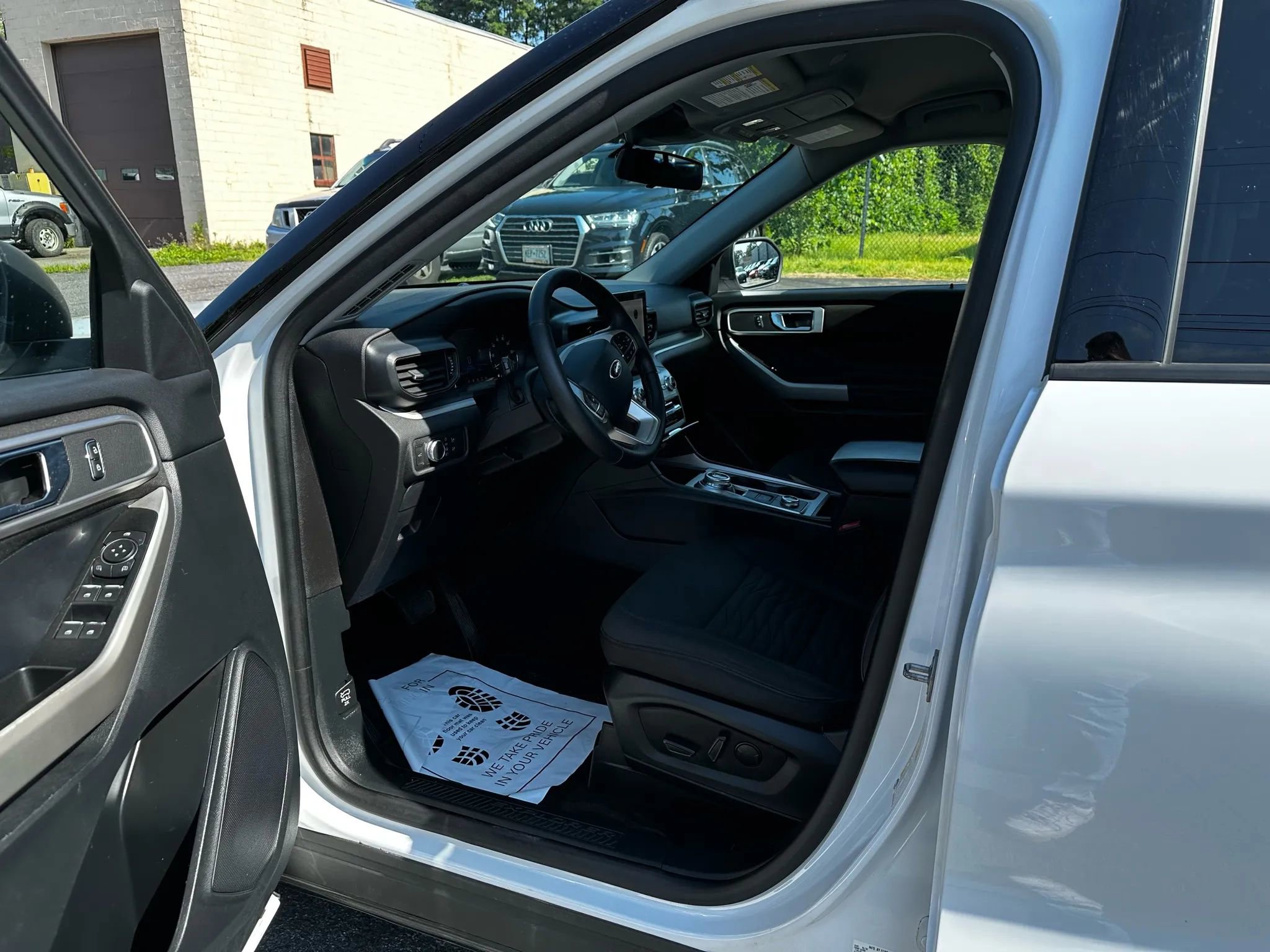 Used 2020 Ford Explorer XLT w/ Comfort Package AWD/4WD image 15