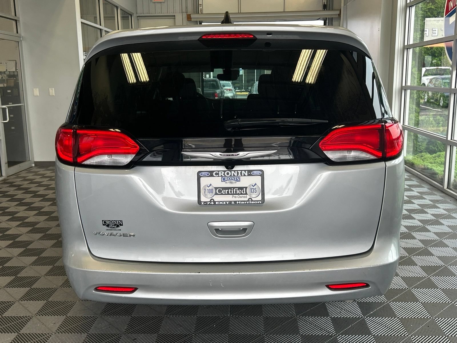 Used 2023 Chrysler Voyager LX FWD image 5