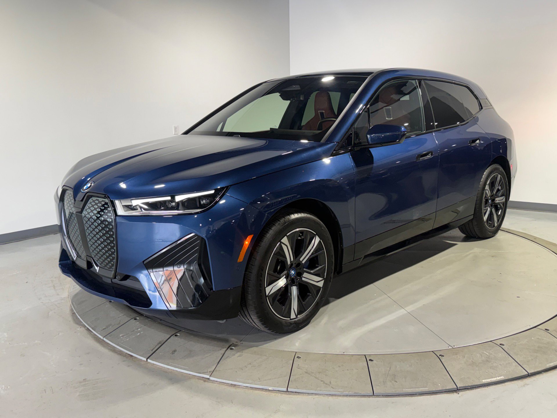 Used 2023 BMW iX xDrive50 w/ Sport Package AWD/4WD image 2
