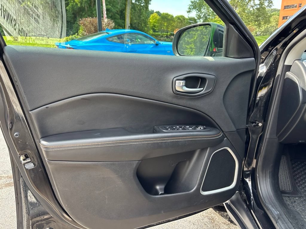 Used 2019 Jeep Compass Latitude w/ Cold Weather Group AWD/4WD image 19