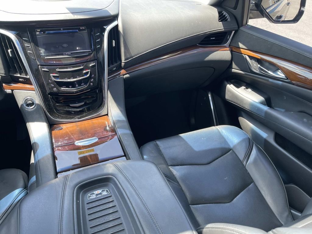 Used 2019 Cadillac Escalade ESV Luxury AWD/4WD image 14