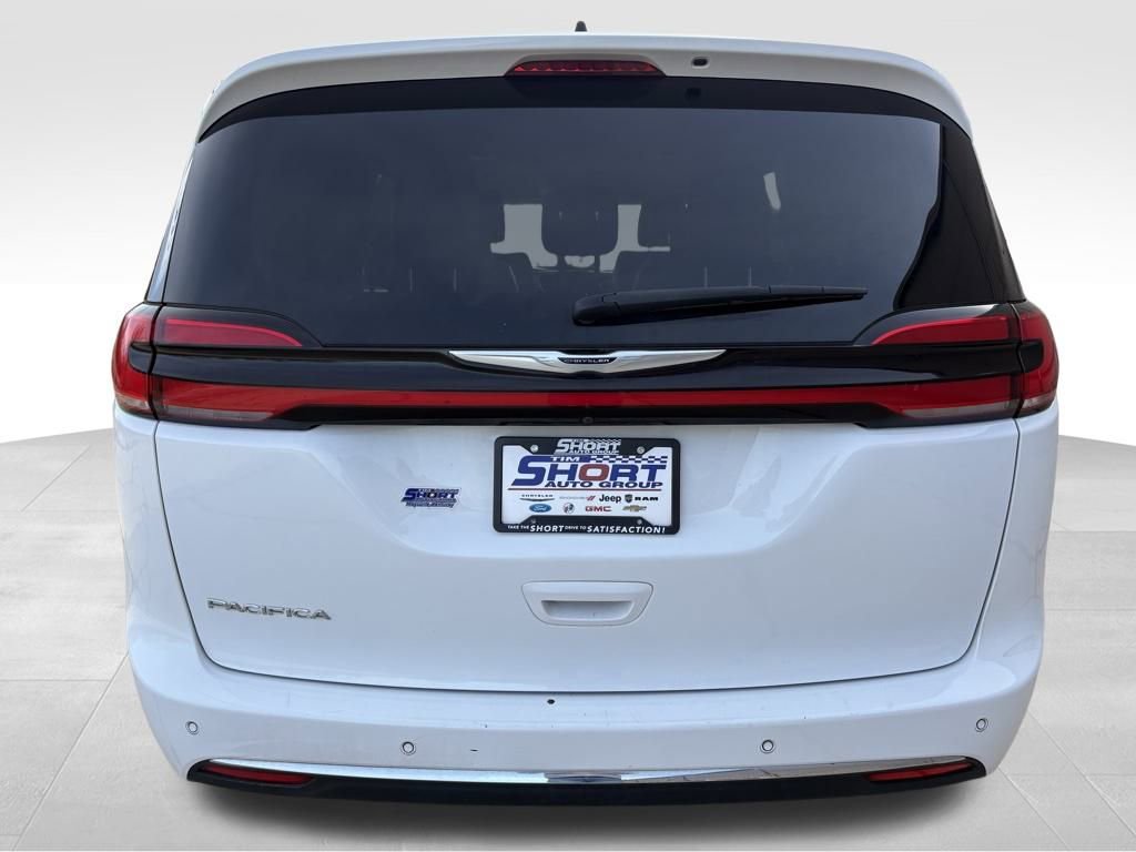 Used 2023 Chrysler Pacifica Touring-L image 4
