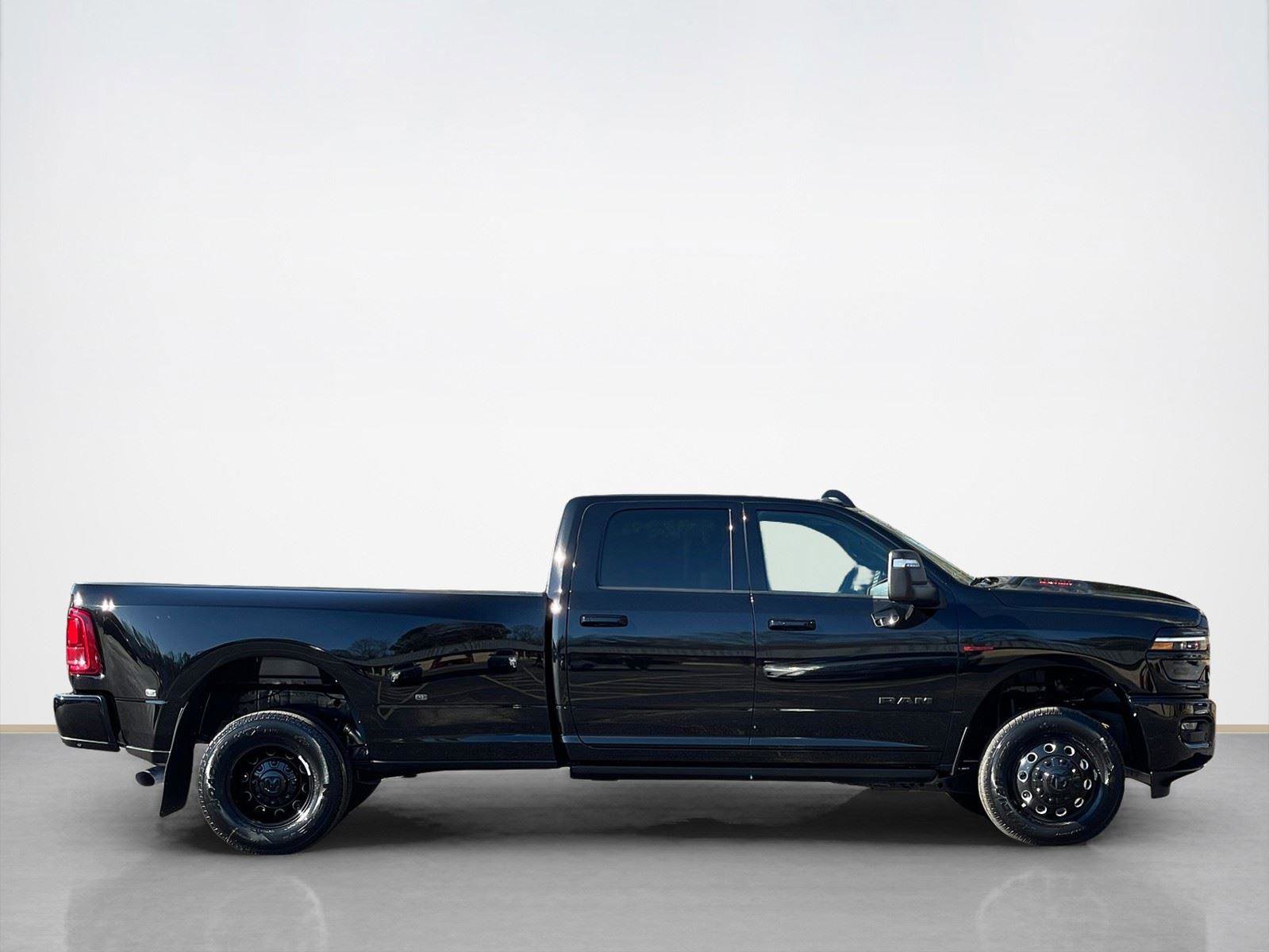 New 2026 RAM 3500 Laramie AWD/4WD image 9