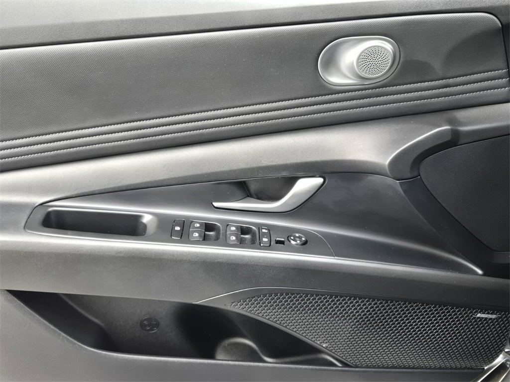 Certified 2023 Hyundai Elantra Limited image 29