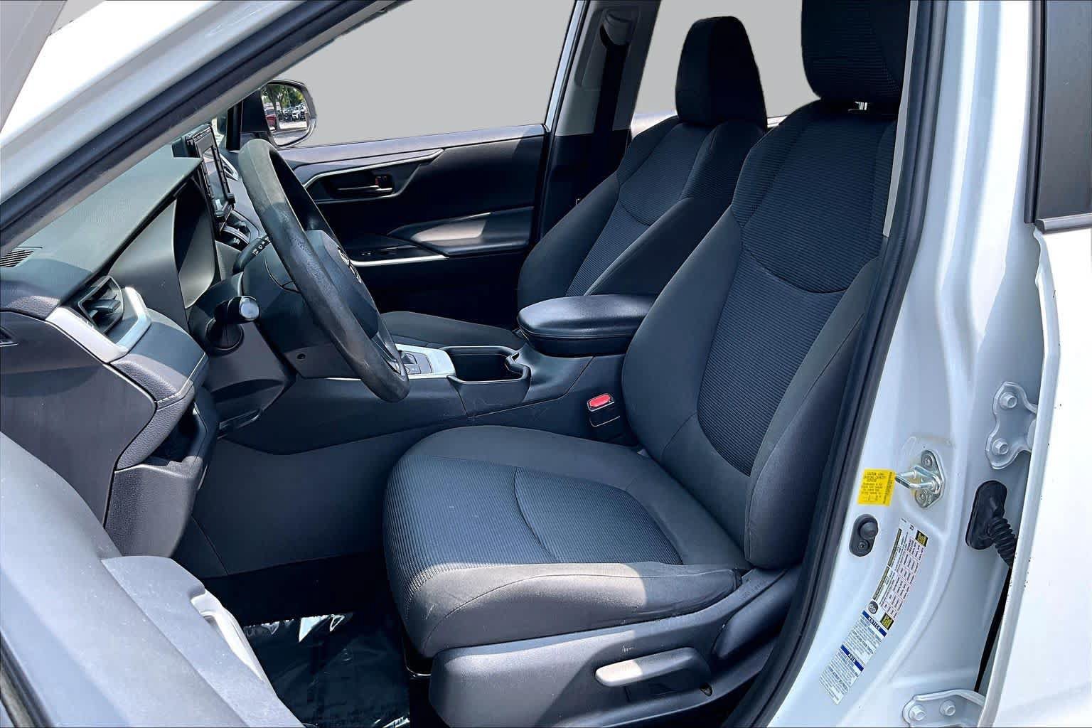 Used 2022 Toyota RAV4 LE AWD/4WD image 8