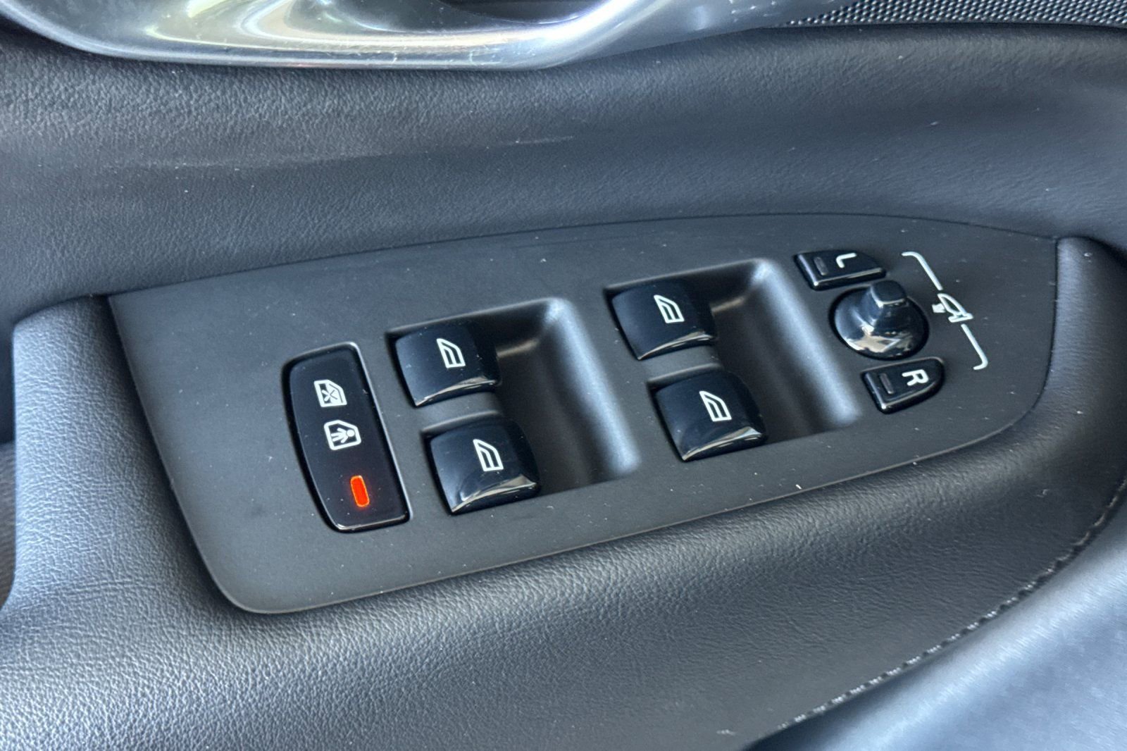 Certified 2024 Volvo XC90 B6 Plus image 16