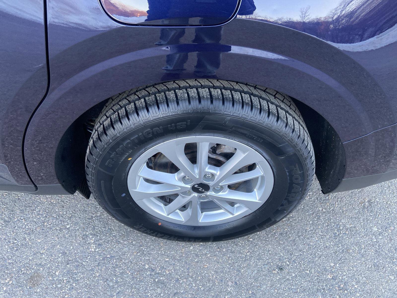 Used 2024 Kia Carnival LX image 10