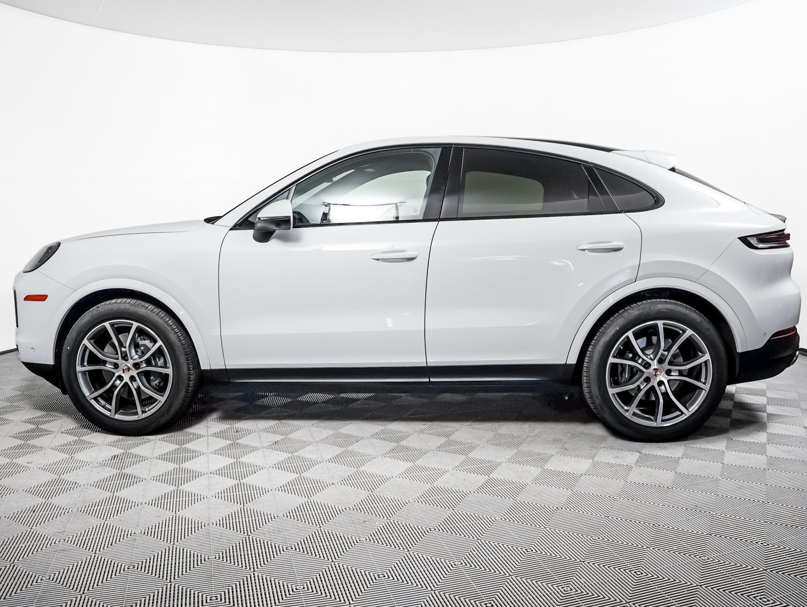 Certified 2025 Porsche Cayenne Coupe AWD/4WD image 2
