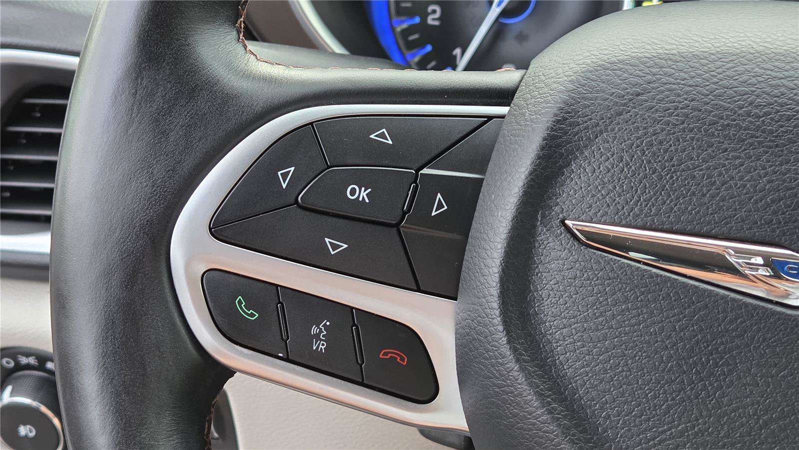 Used 2017 Chrysler Pacifica Touring-L Plus w/ Advanced Safetytec Group FWD image 19