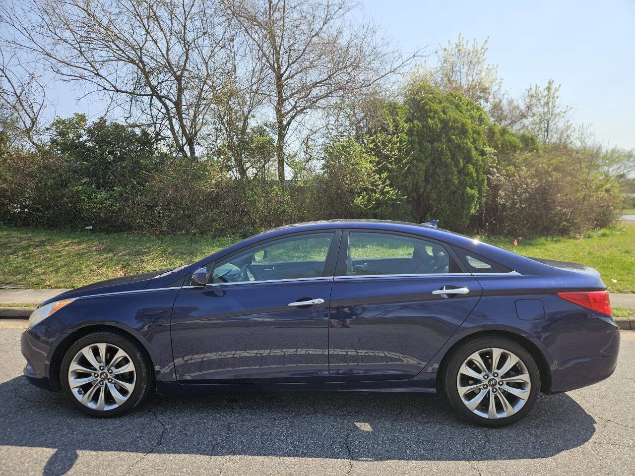 Used 2011 Hyundai Sonata SE w/ Navigation & Sunroof Pkg 4 FWD image 2