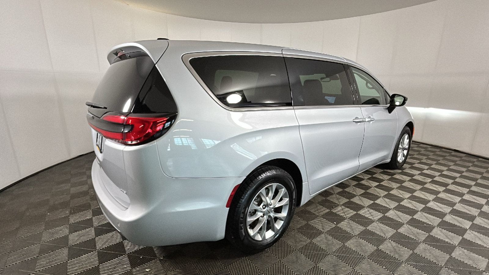 Used 2024 Chrysler Pacifica Touring-L AWD/4WD image 3