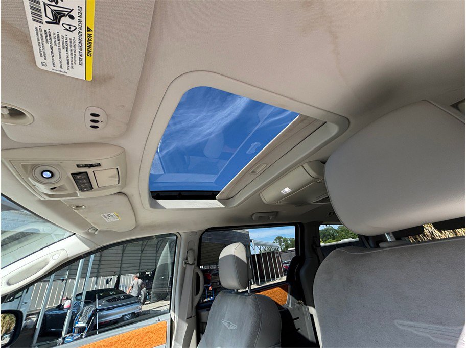 Used 2010 Chrysler Town & Country Limited image 34