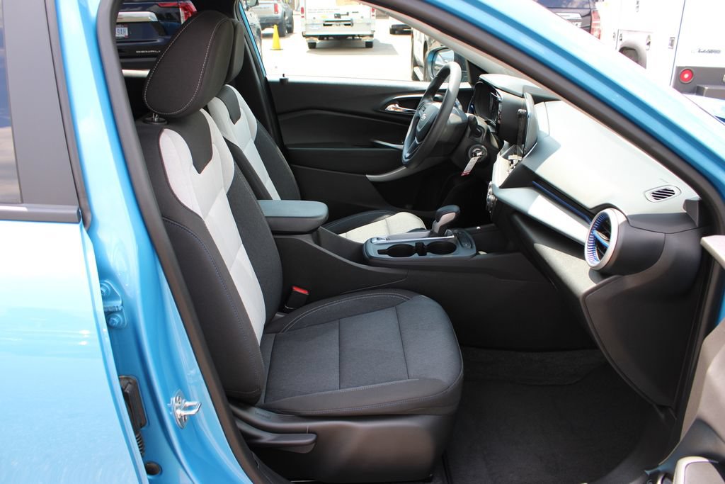 Certified 2025 Chevrolet Trax LS FWD image 36