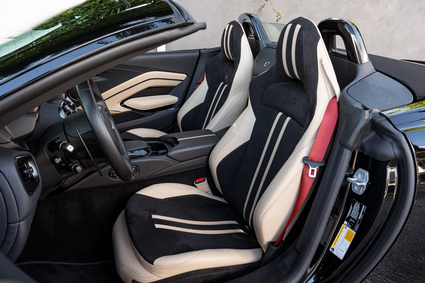 Used 2023 Aston Martin V8 Vantage Roadster RWD image 27