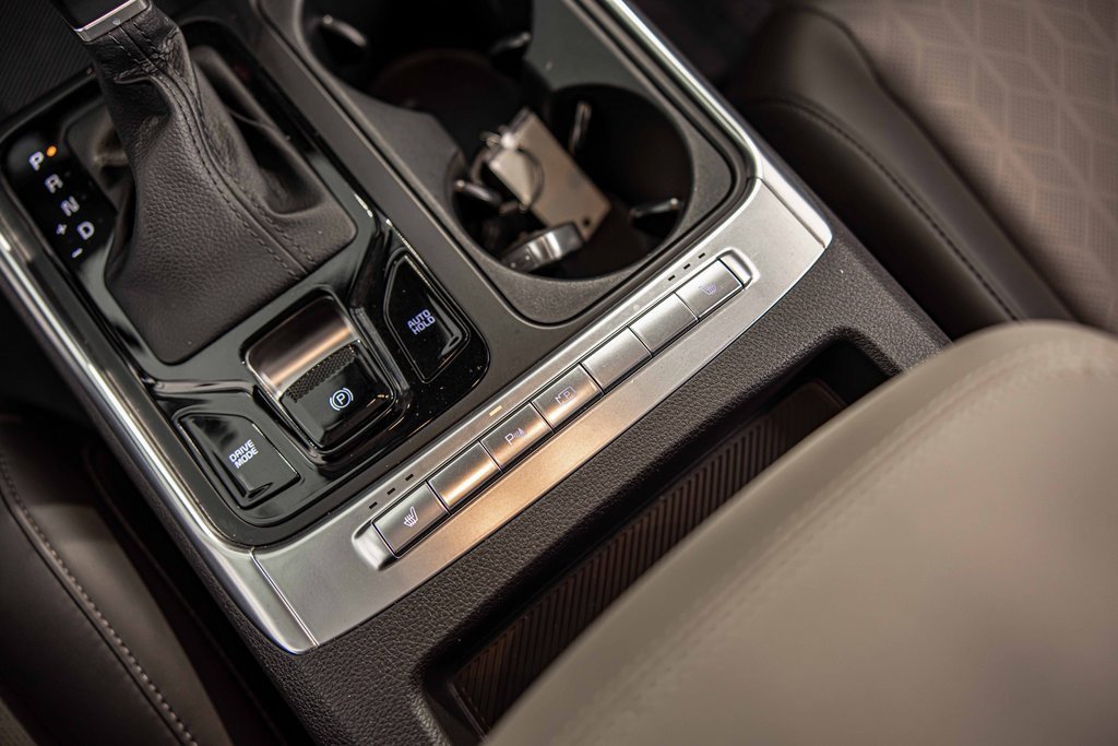 Used 2025 Kia Carnival EX image 31