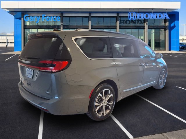 Used 2025 Chrysler Pacifica Pinnacle AWD/4WD image 2