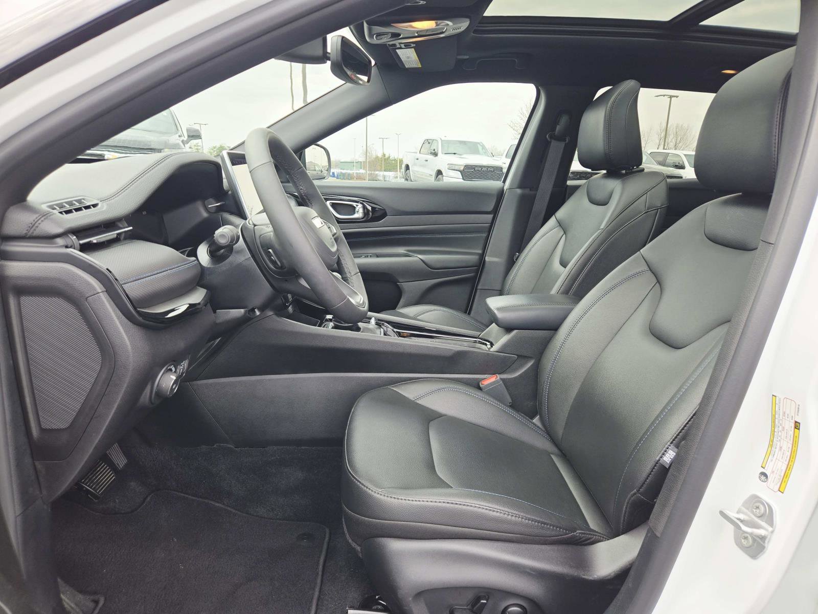 Used 2025 Jeep Compass Limited w/ High Altitude Package image 13