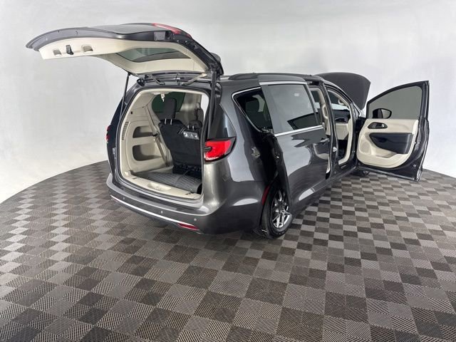 Used 2021 Chrysler Pacifica Touring w/ Cold Weather Group FWD image 17