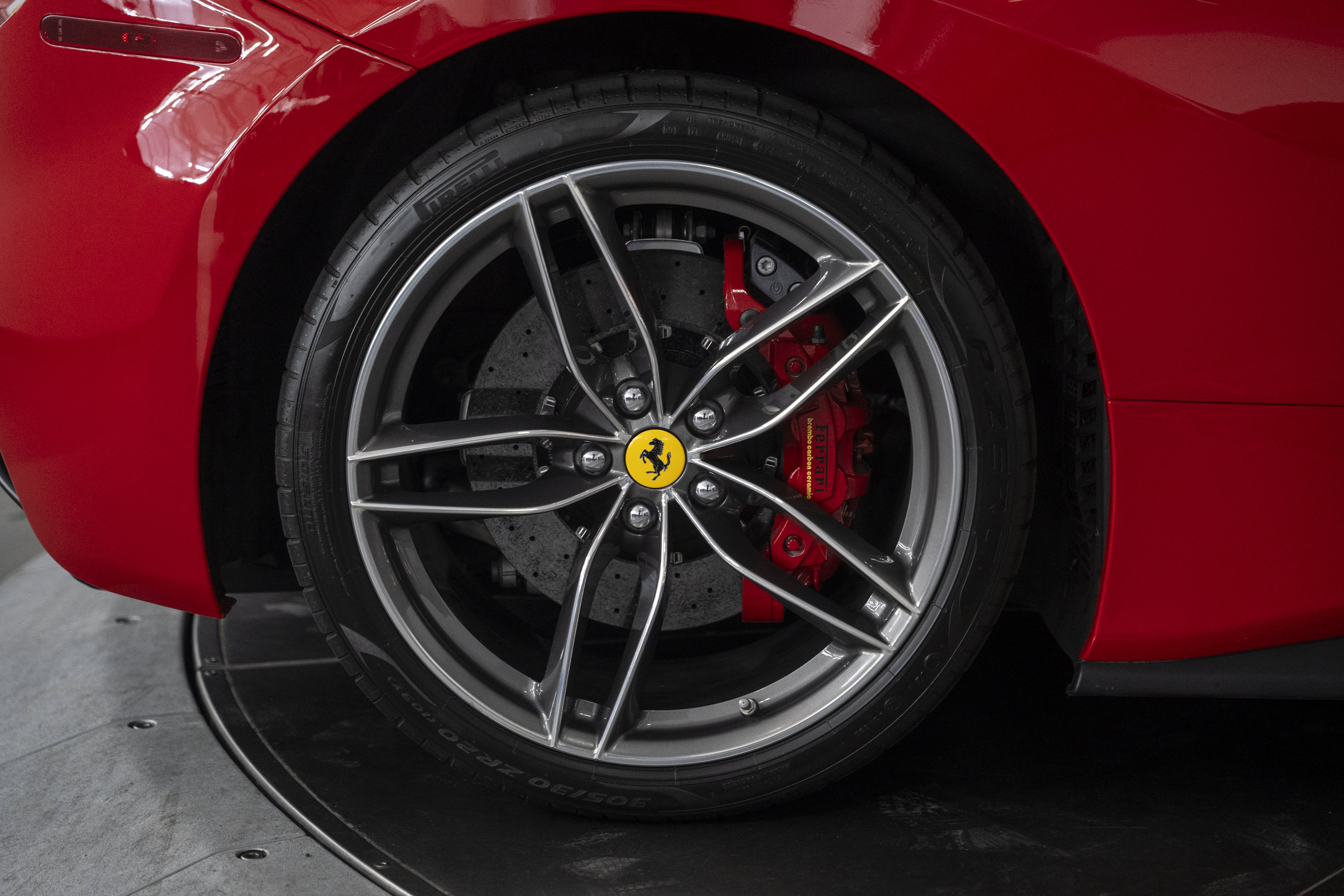 Used 2018 Ferrari 488 GTB RWD image 16