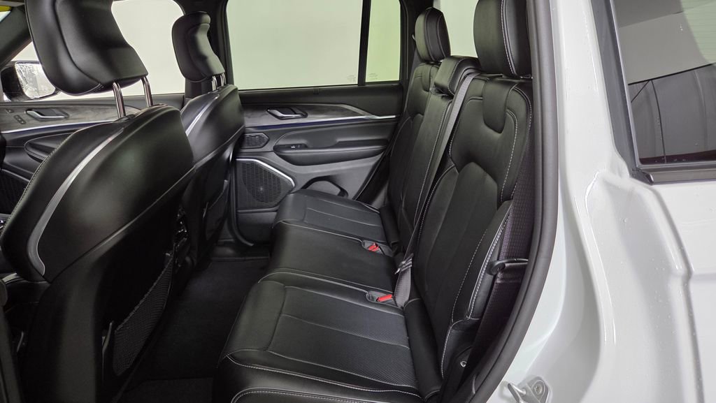 Used 2023 Jeep Grand Cherokee Overland w/ Luxury Tech Group IV AWD/4WD image 32