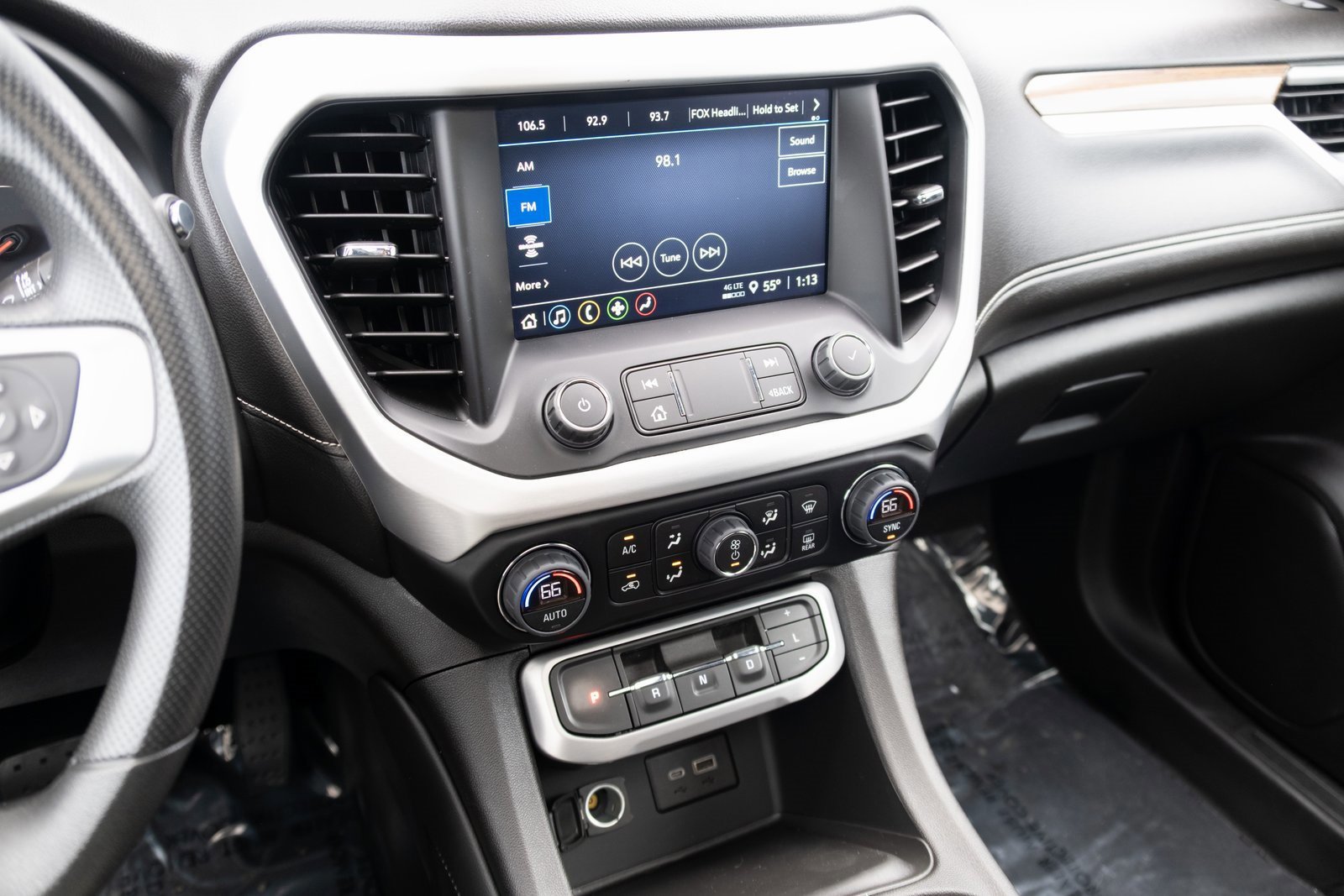 Used 2022 GMC Acadia SLE image 3