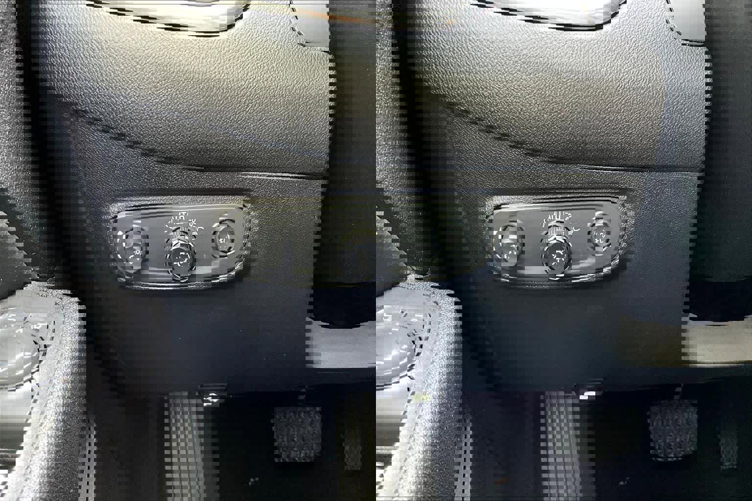 Used 2020 Chevrolet Equinox LT w/ Driver Convenience Package image 31