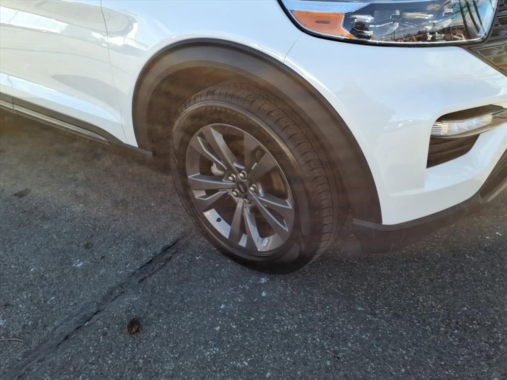 Certified 2023 Ford Explorer XLT w/ Equipment Group 202A image 5