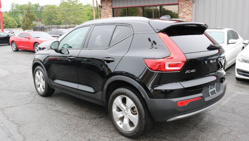 Used 2022 Volvo XC40 T4 Momentum FWD image 5