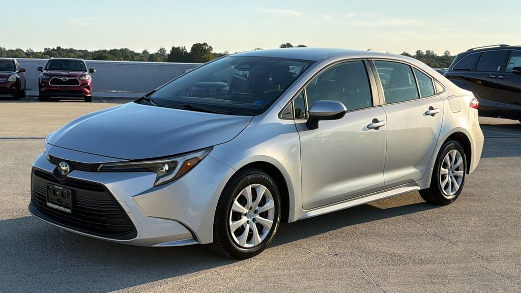 Used 2024 Toyota Corolla LE FWD image 2