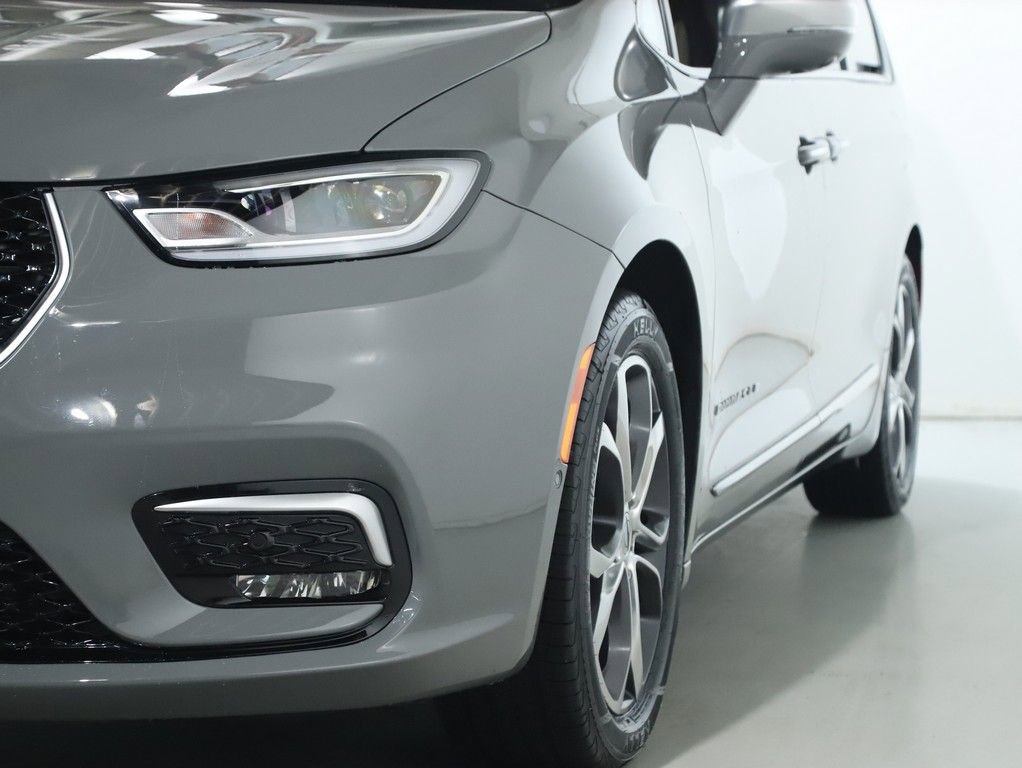 Used 2022 Chrysler Pacifica Pinnacle image 4