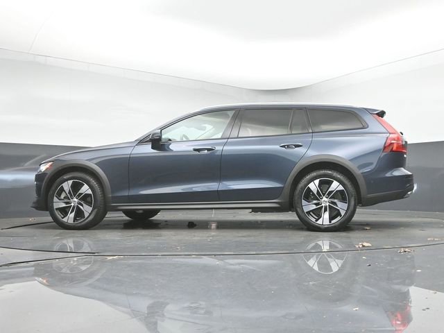 Used 2024 Volvo V60 B5 Cross Country Plus image 40