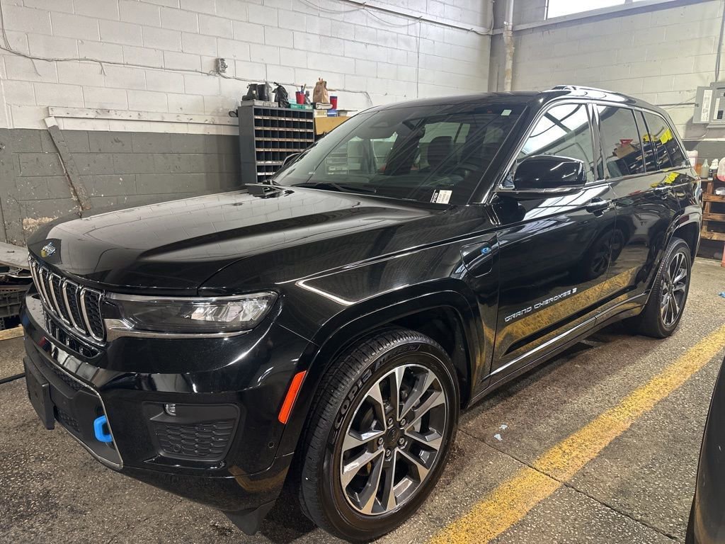 Used 2022 Jeep Grand Cherokee Overland AWD/4WD image 2