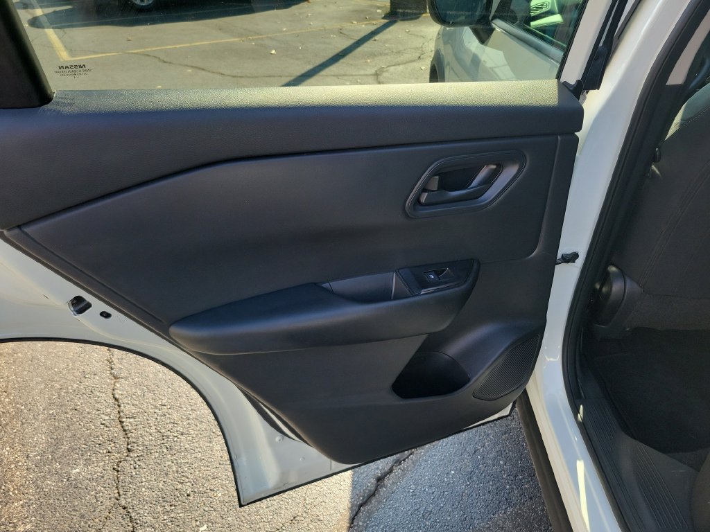 Used 2024 Nissan Rogue S FWD image 18