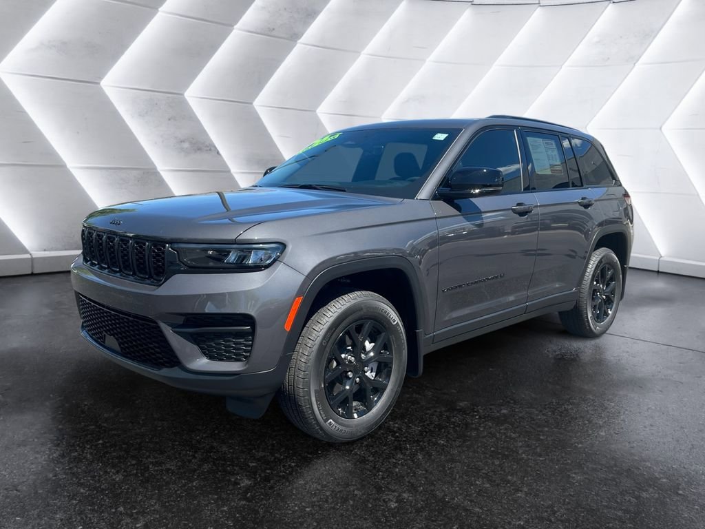 Used 2025 Jeep Grand Cherokee Altitude AWD/4WD image 3
