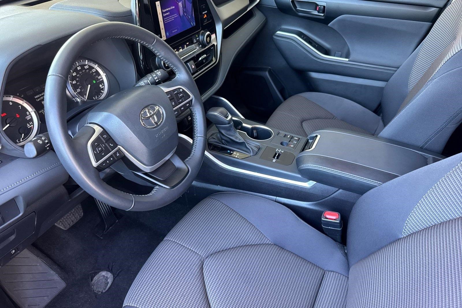 Used 2025 Toyota Highlander LE image 4