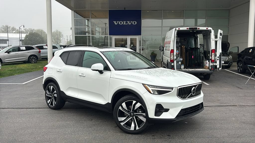Certified 2024 Volvo XC40 B5 Plus w/ Climate Package AWD/4WD image 2